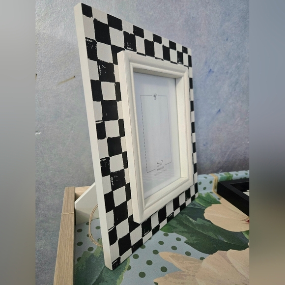 Black and white checkered wooden 5x7 picture frame & tray set - Picture 4 of 9